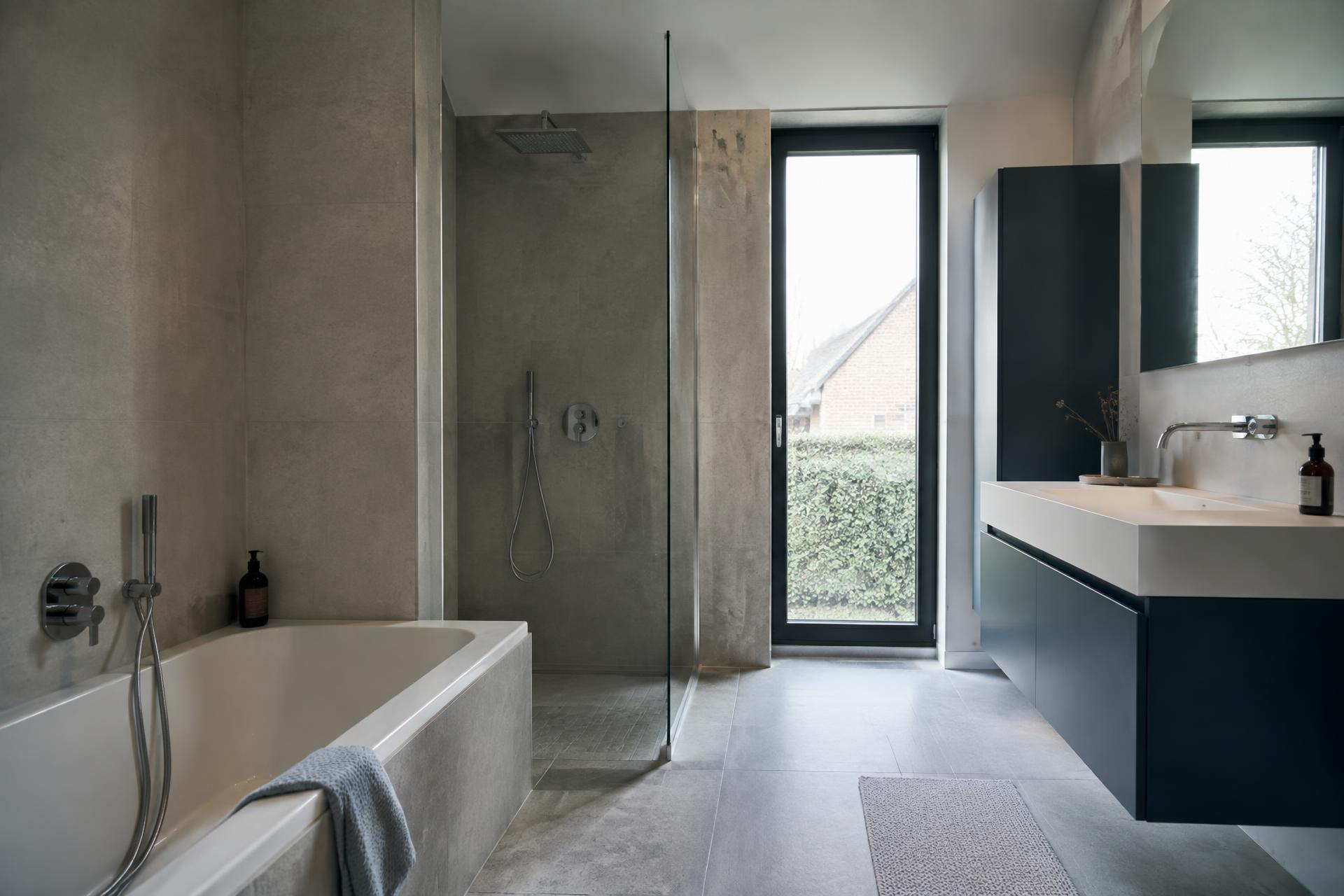 Moderne badkamer met sanitair, een inloopdouche en een lavabo